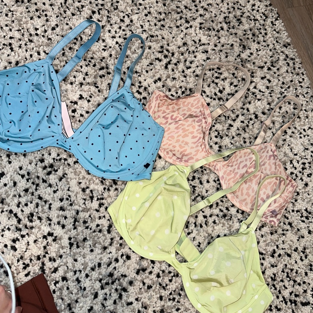Victoria Secret Silk Unlined Demi Bras. Sz 38D fit like a 38C (never worn)